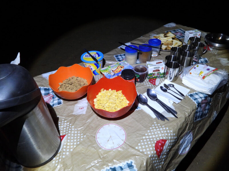 キャンプ中の食事はというと、シェフが帯同しているので毎食作っていただけます。朝食はコーフレーク、オールブランとトースト。オートミール(ポリッジ)が提供される日もありました。