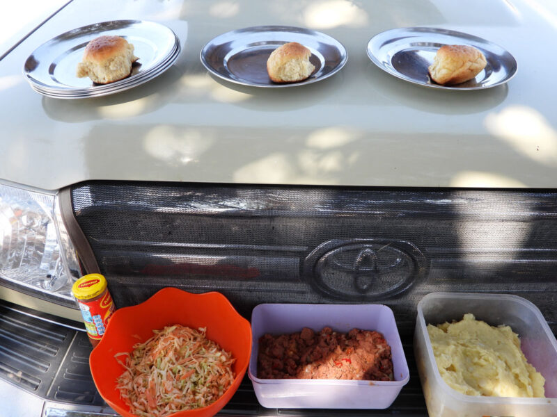 移動日の昼食は、出発前、朝に作っていただいたものをもっていくピクニックランチになります。