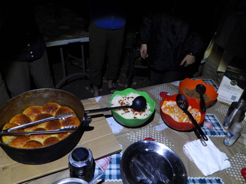 連泊時の昼食と夕食は、シェフが腕を振るった料理が楽しめます。時には写真のようなシェフお手製の焼き立てパンも。このパンがおいしくてたくさん食べてしまいました。