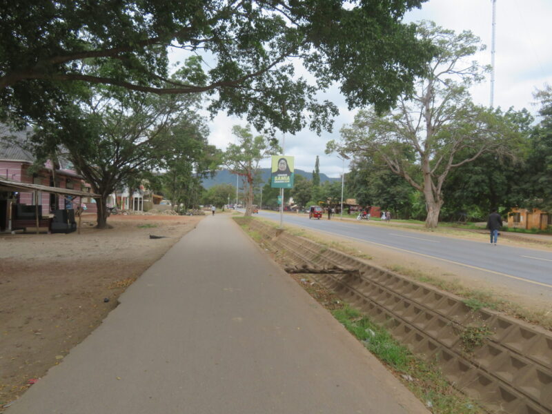 図86：ムトワンブの幹線道路付近